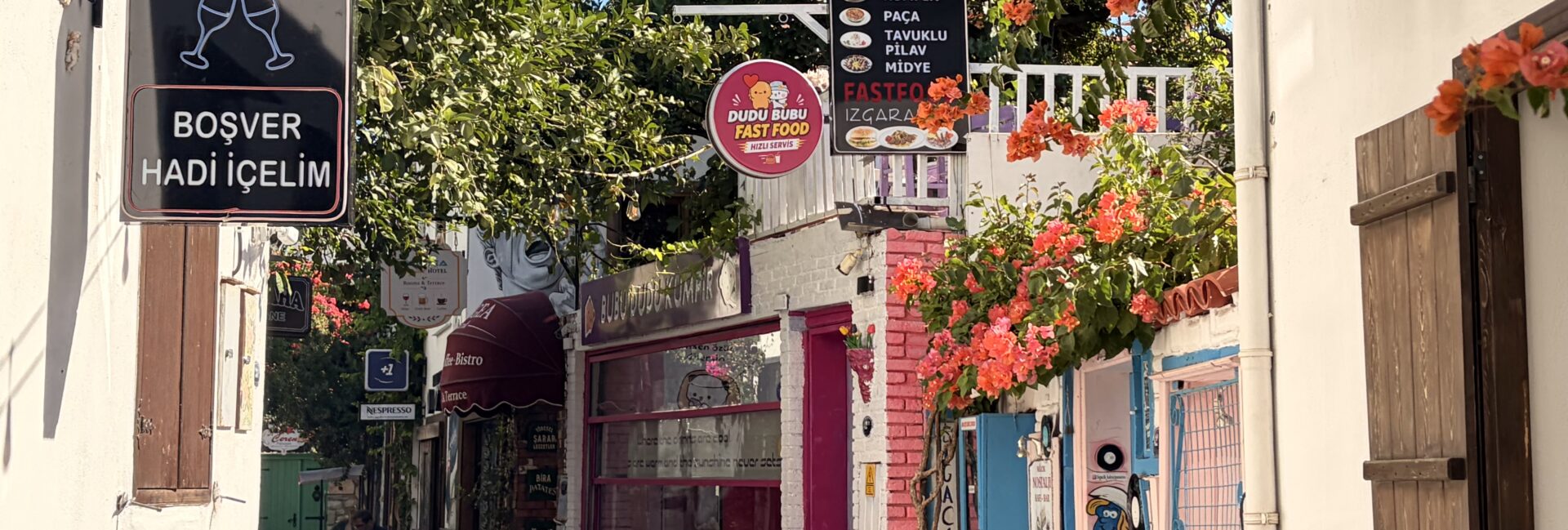 Seferihisar Sığacık Kaleiçi'nde begonvillerle süslü bir sokak