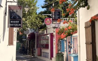 Seferihisar Sığacık Kaleiçi'nde begonvillerle süslü bir sokak