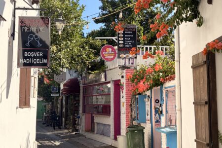 Seferihisar Sığacık Kaleiçi'nde begonvillerle süslü bir sokak