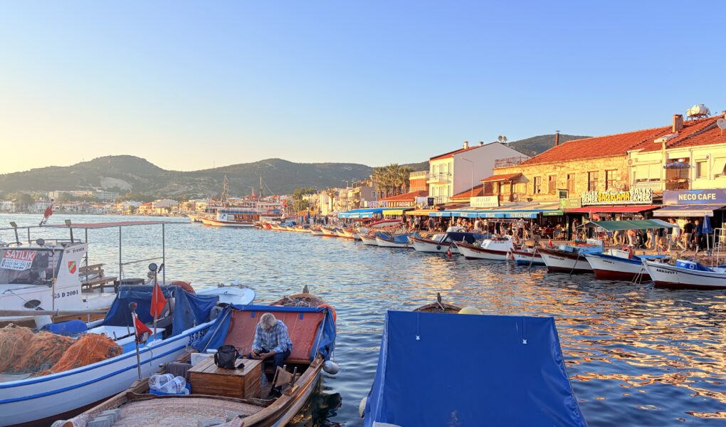 Eski Foça antik limanı bir akşamüzeri