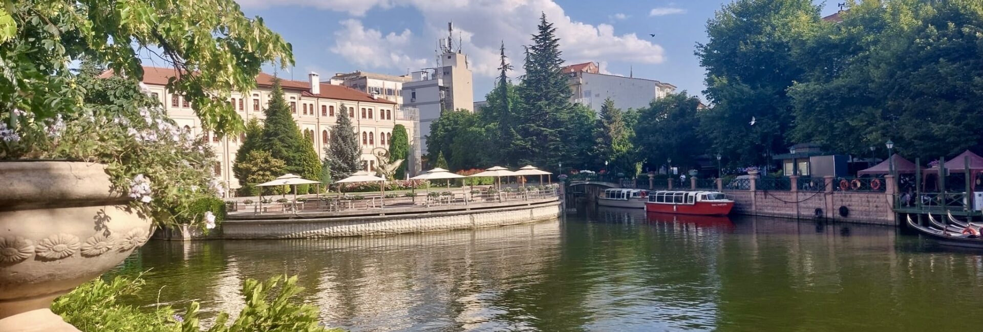 Eskişehir Porsuk Çayı ve çevresindeki şehir manzarası