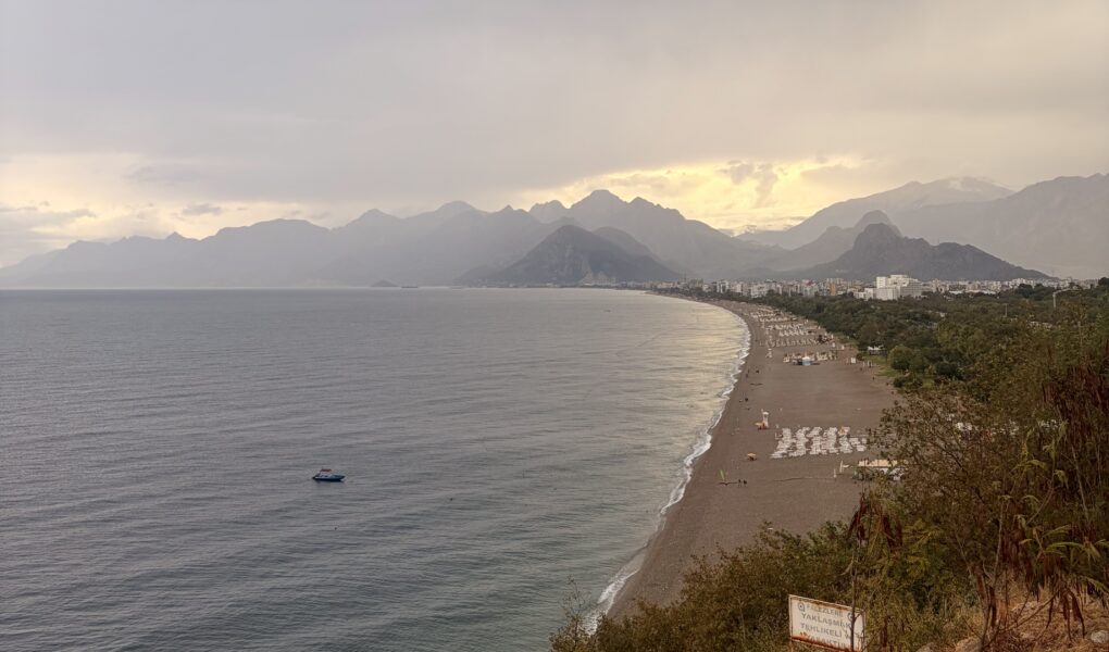 Antalya Konyaaltı Plajı'nın yukarıdan görünümü ve Akdeniz kıyısı