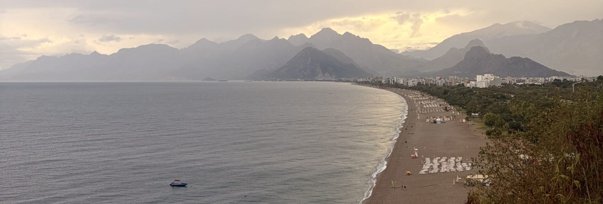 Antalya Konyaaltı Plajı'nın yukarıdan görünümü ve Akdeniz kıyısı