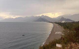 Antalya Konyaaltı Plajı'nın yukarıdan görünümü ve Akdeniz kıyısı